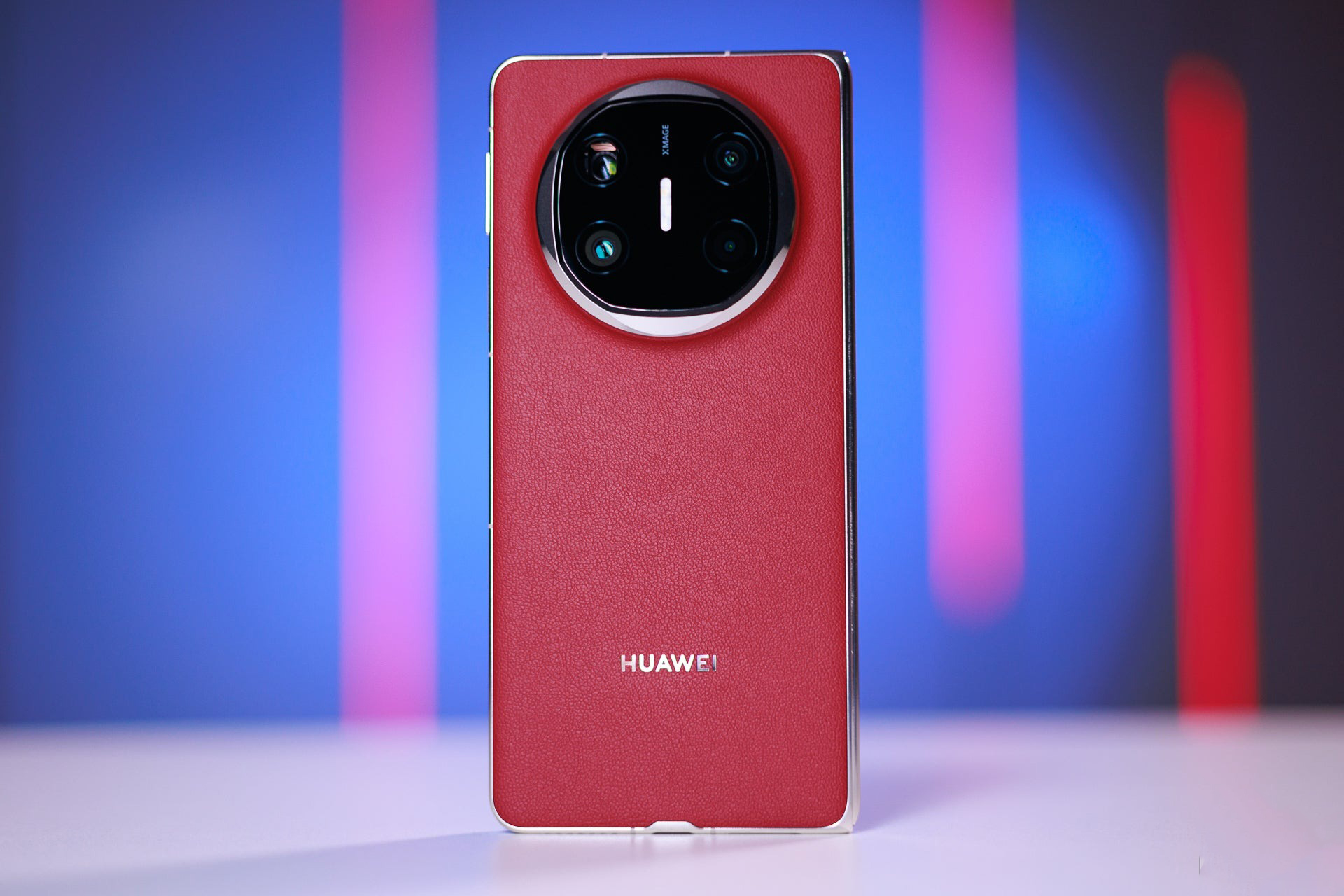 HUAWEI Mate X6 sở hữu kiểu dáng khi ở dạng đóng không khác gì nhiều so với smartphone thông thường. Nguồn: GSMArena