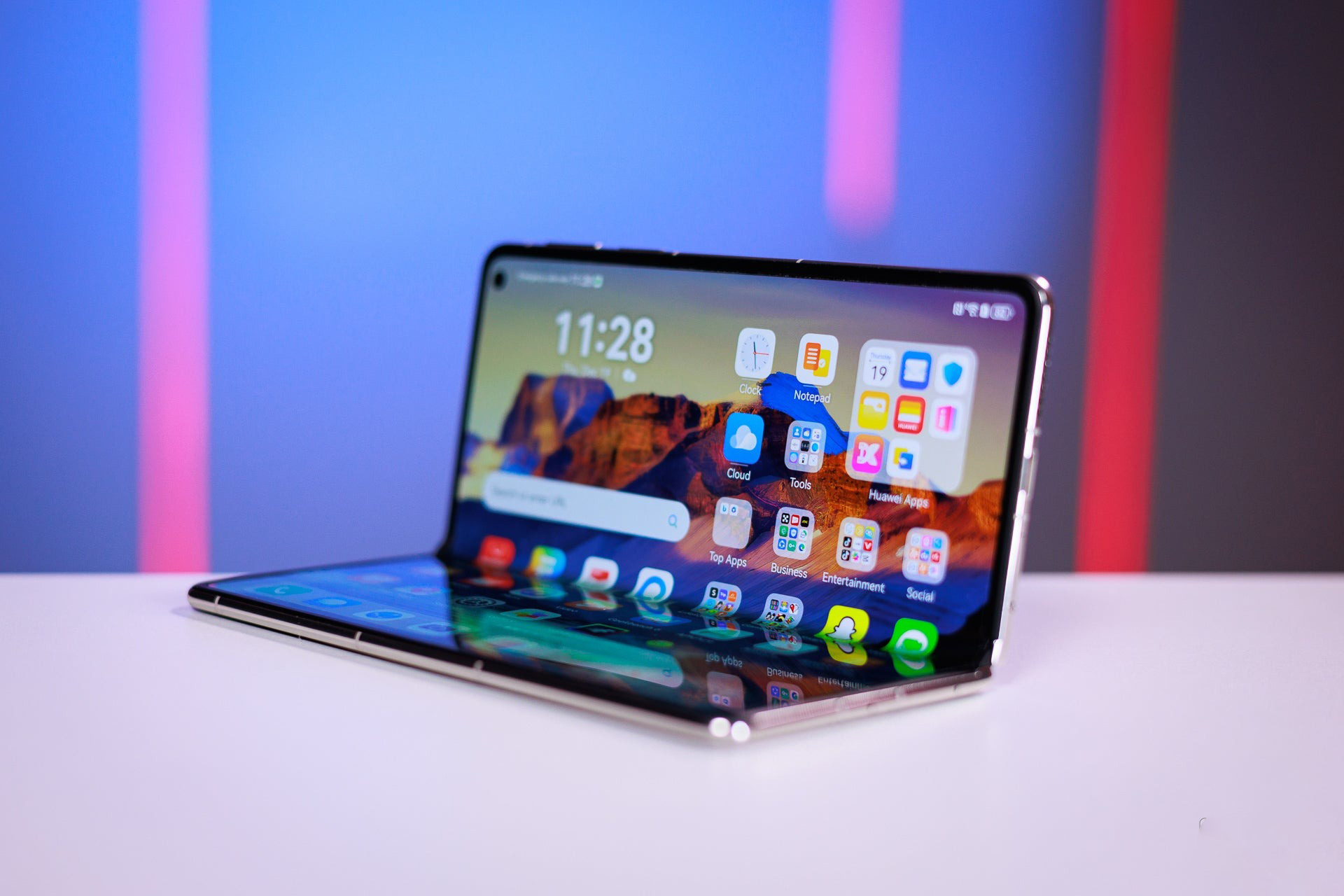 HUAWEI Mate X6 sở hữu kiểu dáng mỏng gọn. Nguồn: PhoneArena.
