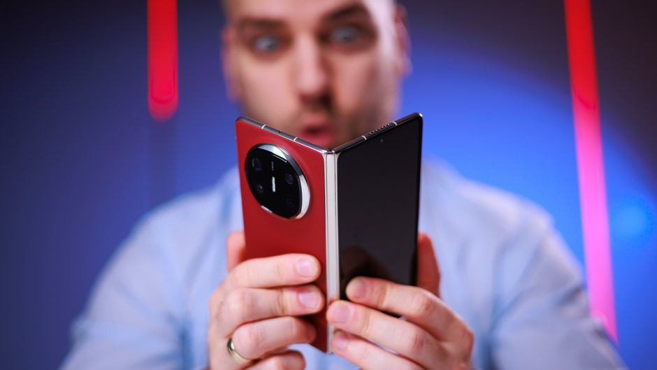 HUAWEI Mate X6 tuy sở hữu thiết kế mỏng gọn nhưng sở hữu độ bền rất cao. Nguồn: PhoneArena.