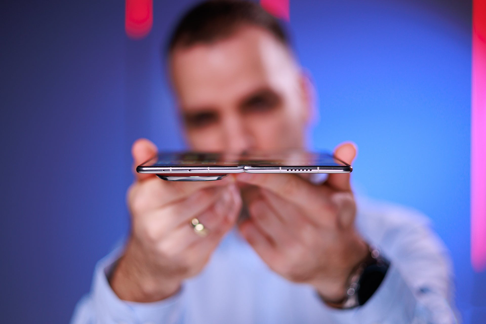 HUAWEI Mate X6 là sản phẩm được hoàn thiển rất chỉn chu và tinh tế. Nguồn: PhoneArena.