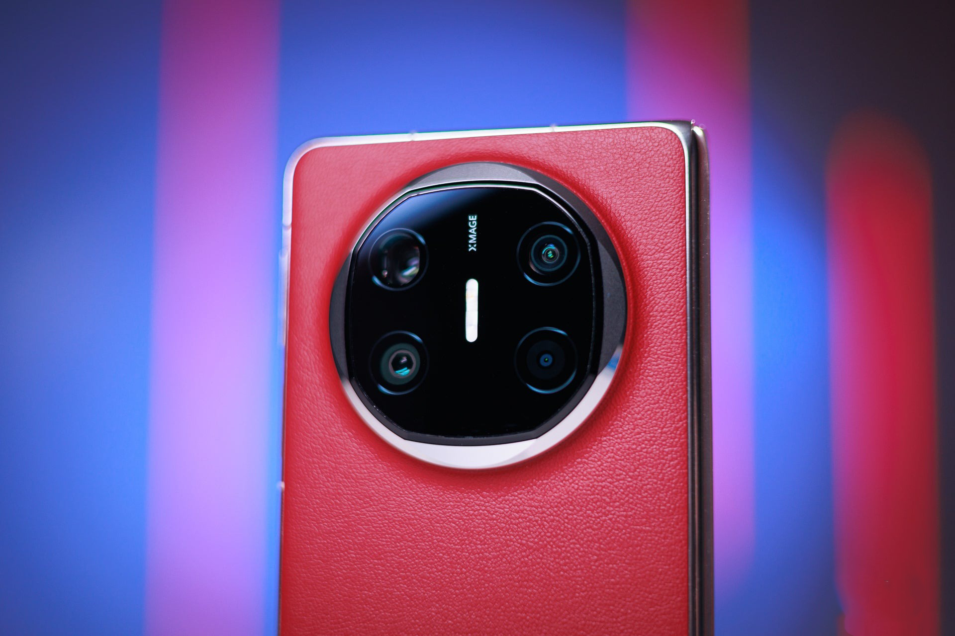 HUAWEI Mate X6 sở hữu cụm camera chất lượng. Nguồn: PhoneArena.