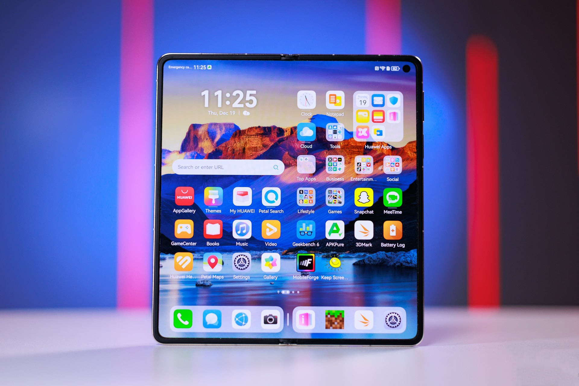 Màn hình HUAWEI Mate X6 có phần nếp gấp rất mờ. Nguồn: PhoneArena.