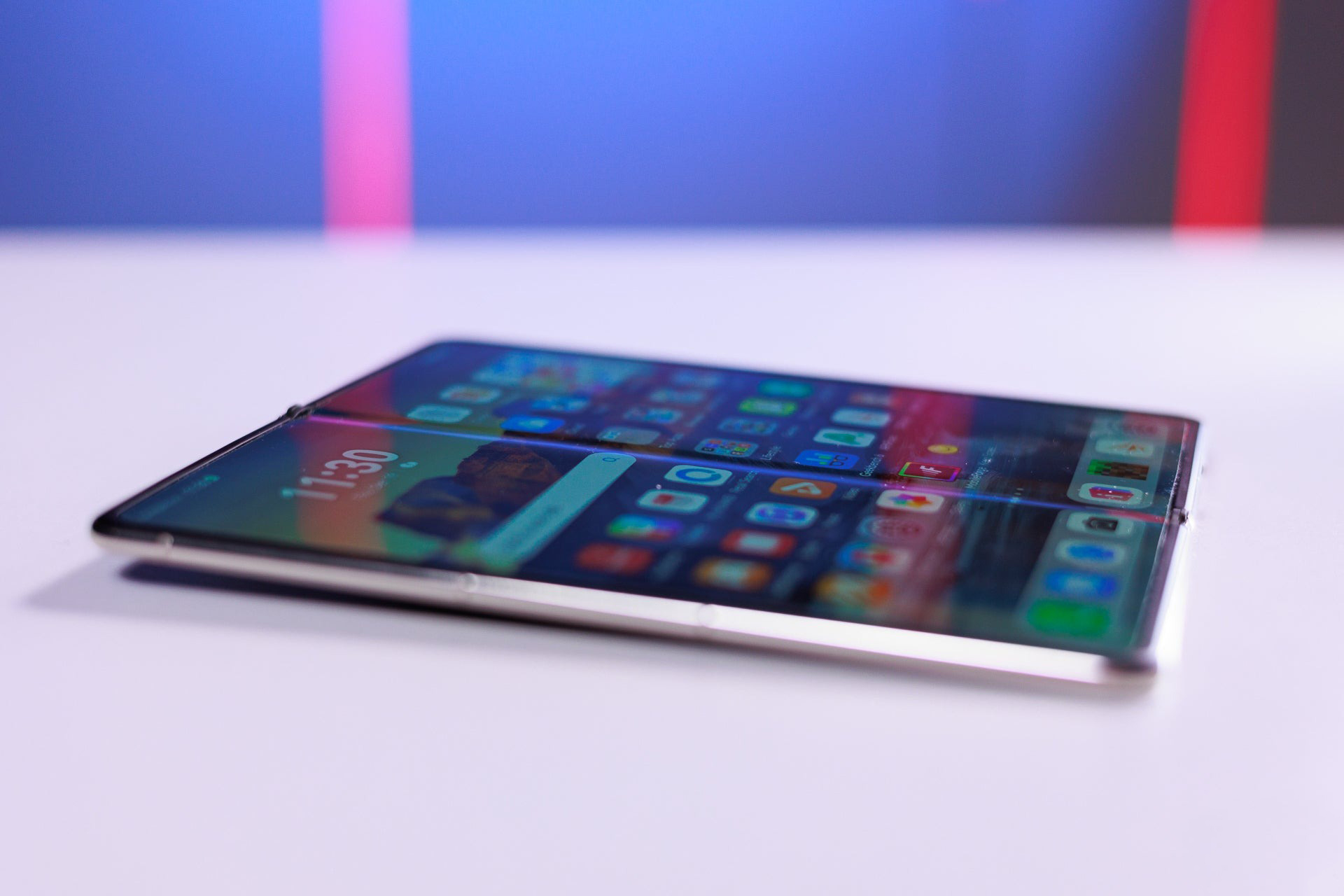 HUAWEI Mate X6 được trang bị viên pin Silicon-carbon hiện đại. Nguồn: PhoneArena.