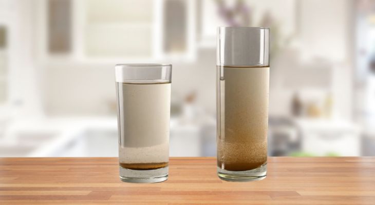 Nước bị nhiễm sắt và phèn thường có màu vàng nhạt, có thể có mùi kim loại