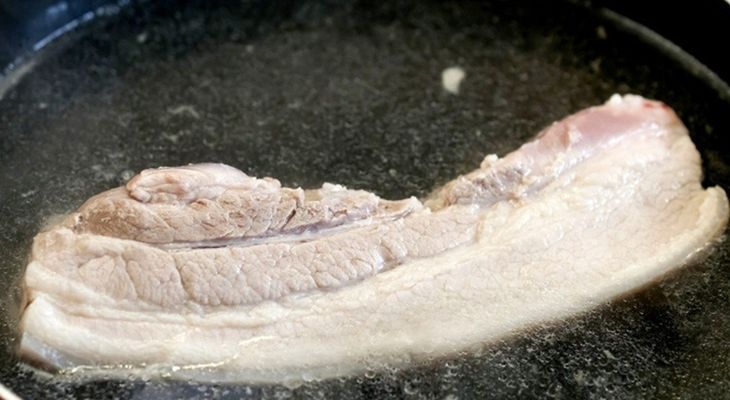 Nếu sau khi luộc, thịt chuyển sang màu hồng đỏ thì có thể nguồn nước của bạn đã bị nhiễm nitrit