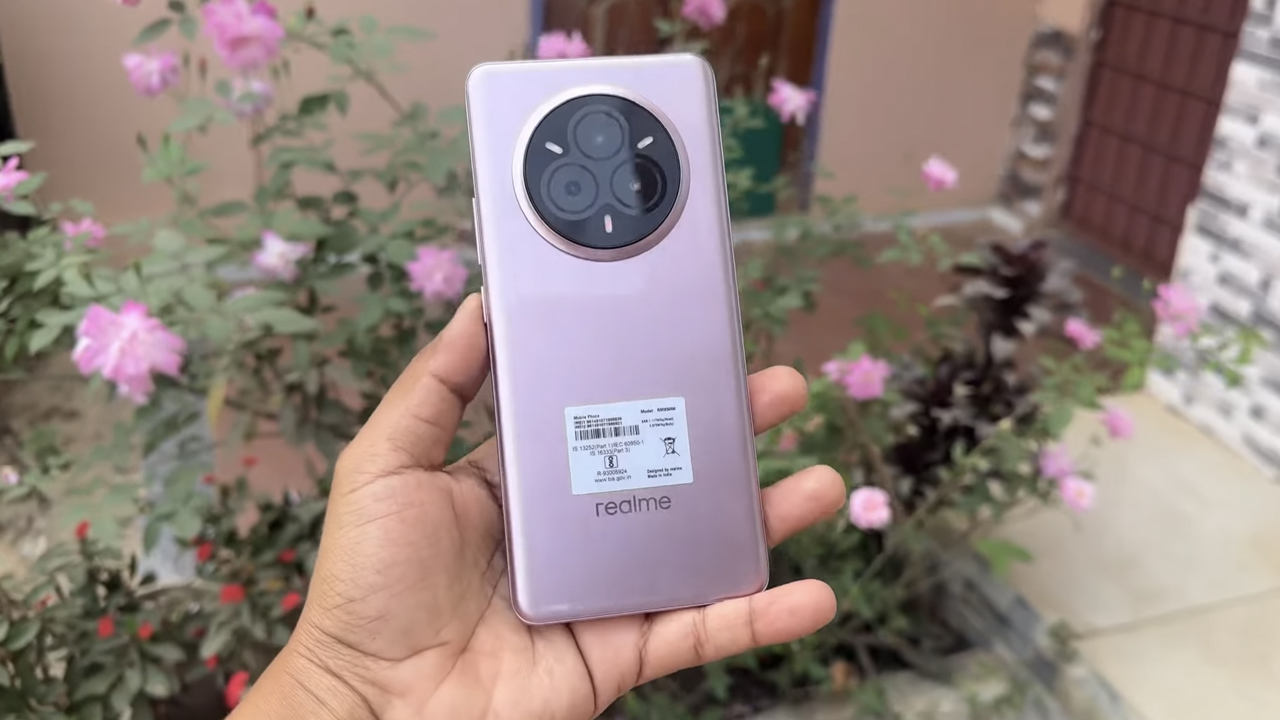 Cụm camera sau với hình tròn lớn chính là điểm nhấn trong thiết kế tổng thể của realme 14 Pro. Nguồn: Unboxing India.