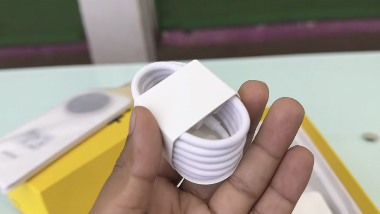 Các phụ kiện cơ bản cũng được realme chuẩn bị sẵn bên trong hộp. Nguồn: Unboxing India. Các phụ kiện cơ bản cũng được realme chuẩn bị sẵn bên trong hộp. Nguồn: Unboxing India.