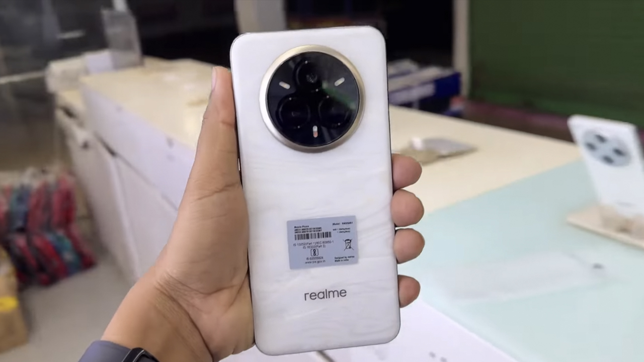 realme 14 Pro+ có tổng thể mỏng nhẹ và ngoại hình quen mắt. Nguồn: Unboxing India. realme 14 Pro+ có tổng thể mỏng nhẹ và ngoại hình quen mắt. Nguồn: Unboxing India.
