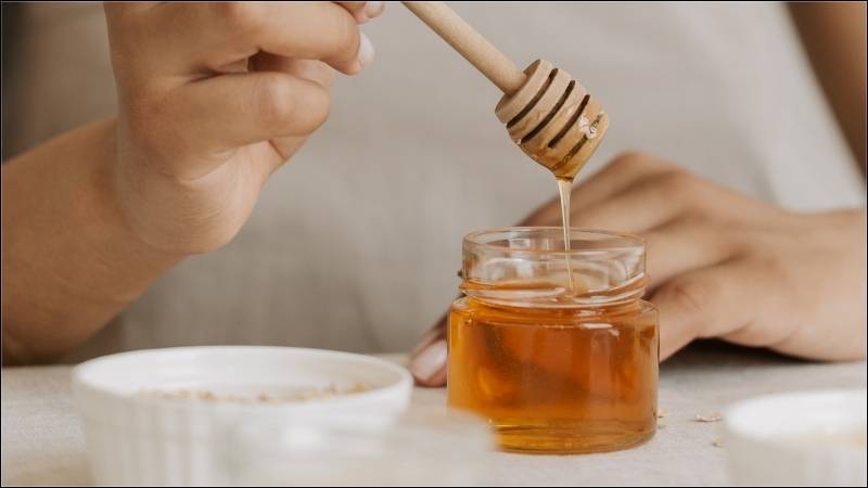 Thêm mật ong vào hỗn hợp mặt nạ đất sét có thể giảm tình trạng khô da Thêm mật ong vào hỗn hợp mặt nạ đất sét có thể giảm tình trạng khô da