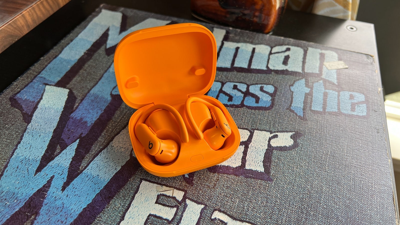 Hộp sạc tai nghe PowerBeats được thiết kế đẹp mắt nhưng vẫn có kích thước rất lớn. Nguồn: Wired.