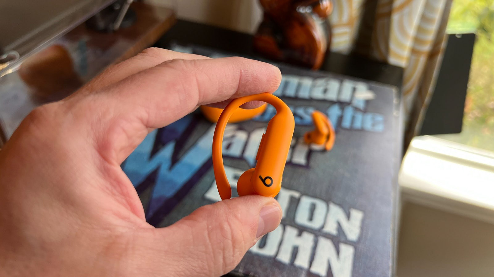 Tai nghe PowerBeats Pro 2 có thiết kế nhỏ gọn hơn so với tiền nhiệm. Nguồn: Wired.