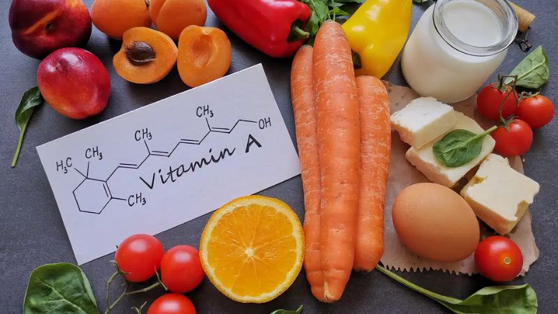 Isotretinoin  là một dạng vitamin A liều cao nên khi sử dụng có thể gây dư thừa vitamin A