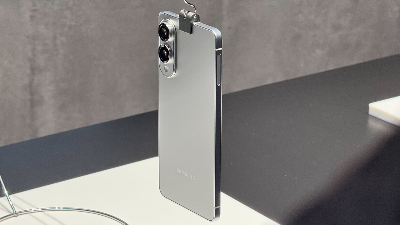 Galaxy S25 Edge bị rò rỉ video trên tay. 