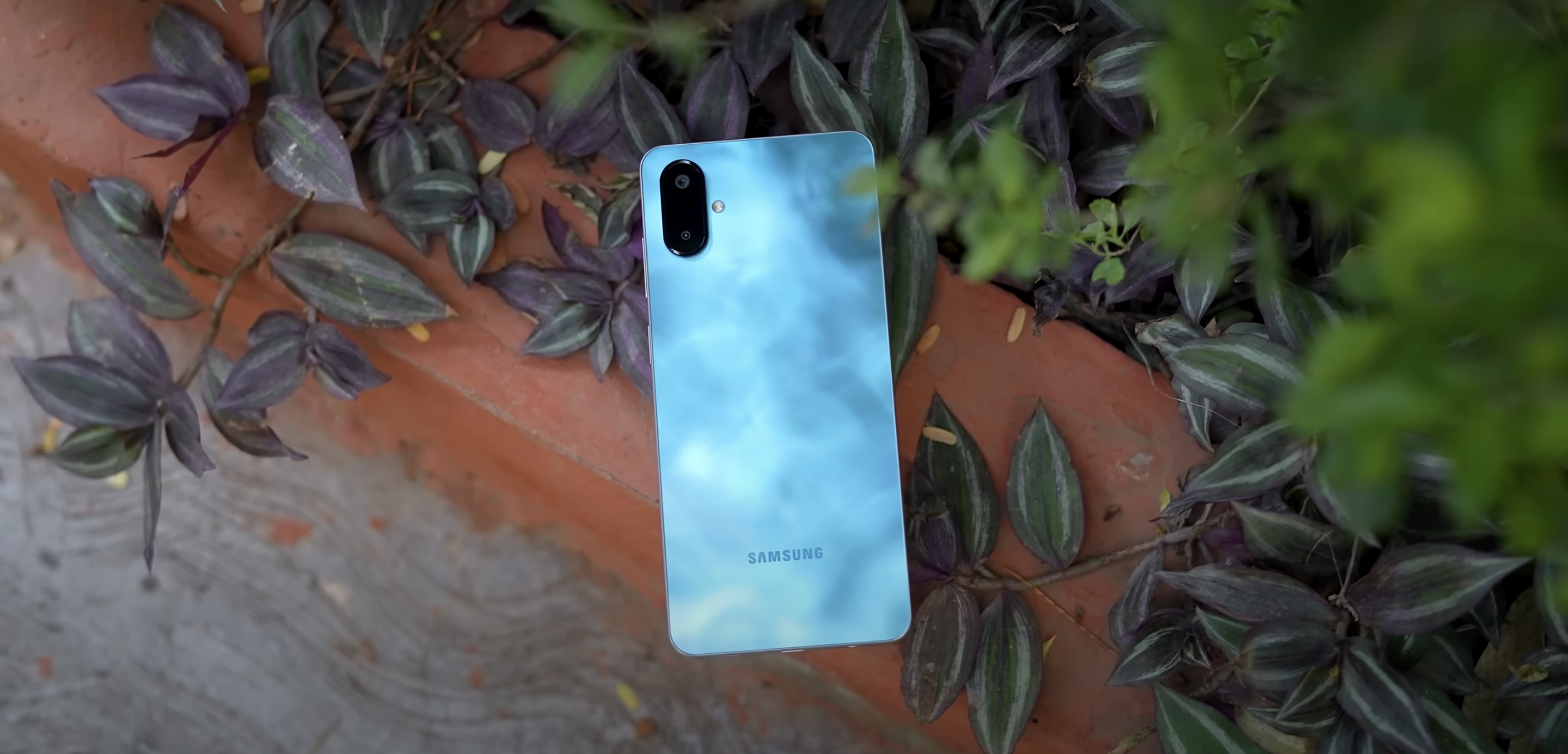 Galaxy F06 5G là sản phẩm bình dân đáng để sử dụng. Nguồn: Trakin Tech. Galaxy F06 5G là sản phẩm bình dân đáng để sử dụng. Nguồn: Trakin Tech.