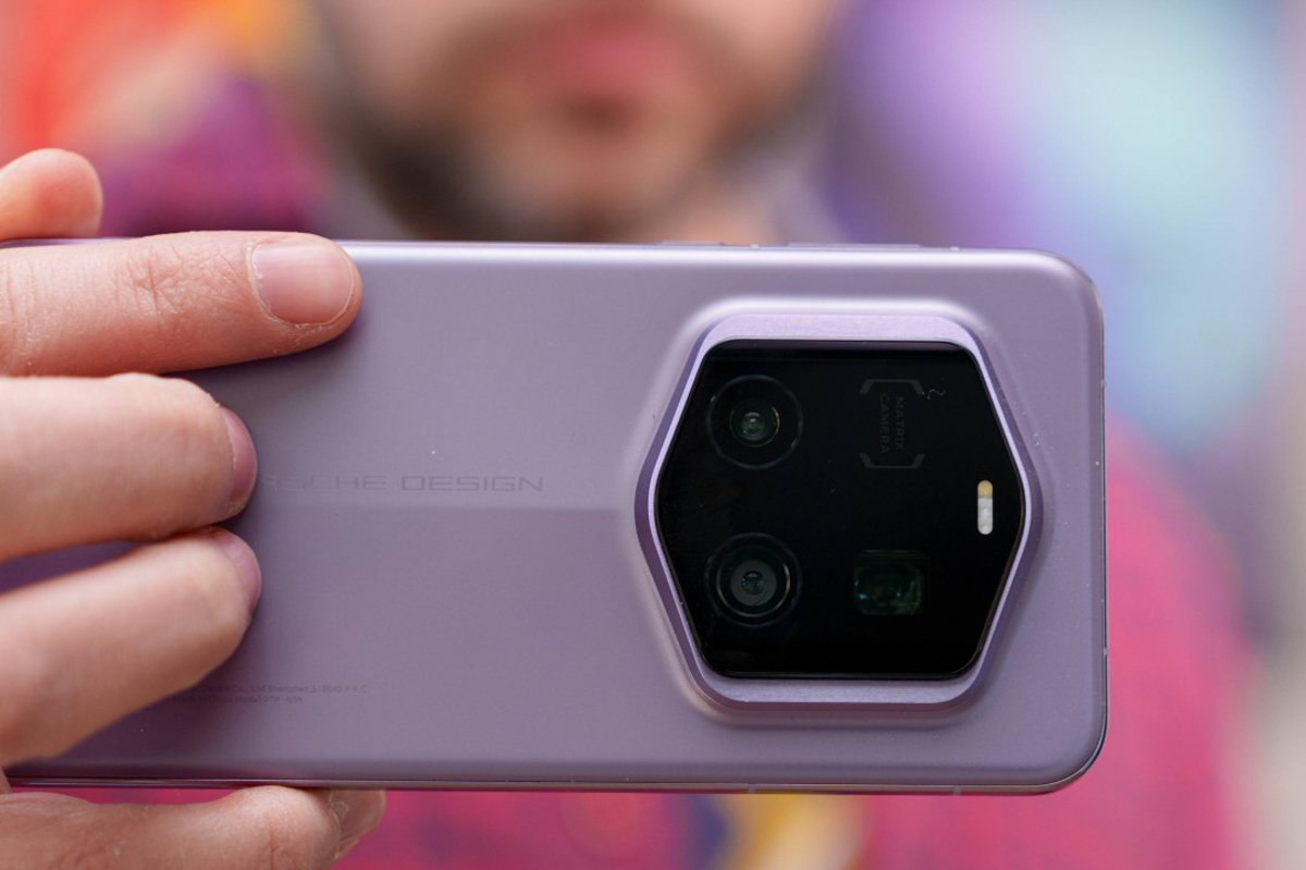 Honor Magic7 RSR Porsche Design nổi bật với camera hình lục giác ấn tượng Honor Magic7 RSR Porsche Design nổi bật với camera hình lục giác ấn tượng