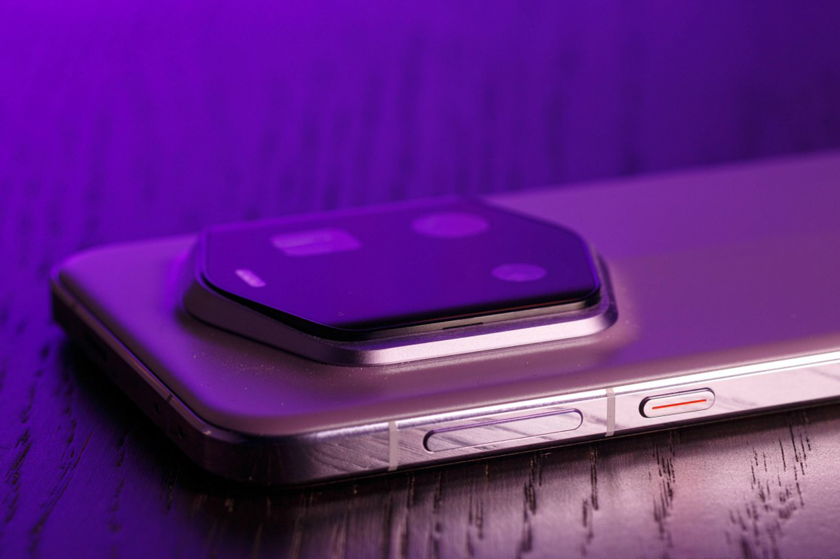 Honor Magic7 RSR Porsche Design có khung viền nhôm bóng ấn tượng Honor Magic7 RSR Porsche Design có khung viền nhôm bóng ấn tượng