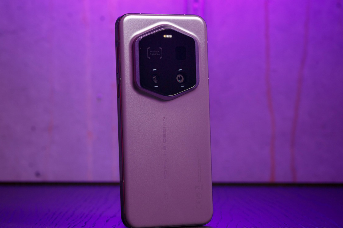 Honor Magic7 RSR Porsche Design có kích thước khá to nhưng vẫn cho cảm giác cầm nắm tốt Honor Magic7 RSR Porsche Design có kích thước khá to nhưng vẫn cho cảm giác cầm nắm tốt