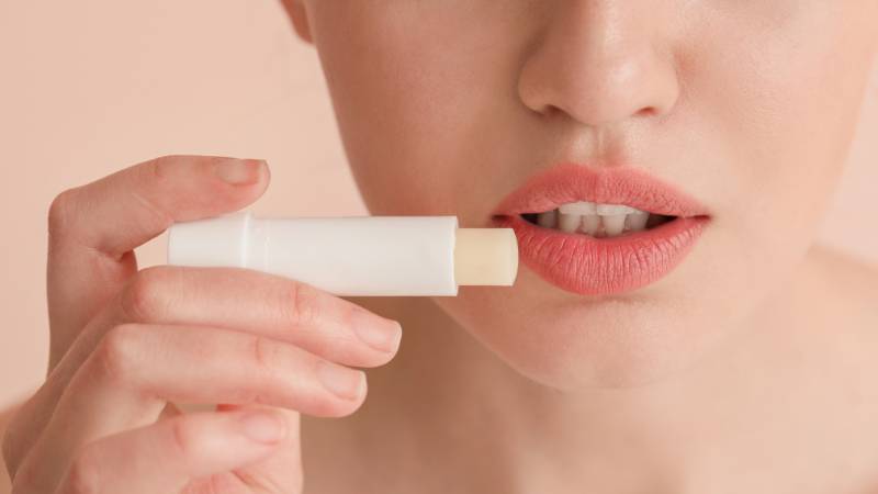 Bã cà phê xay nhuyễn có thể dùng để tẩy tế bào chết môi