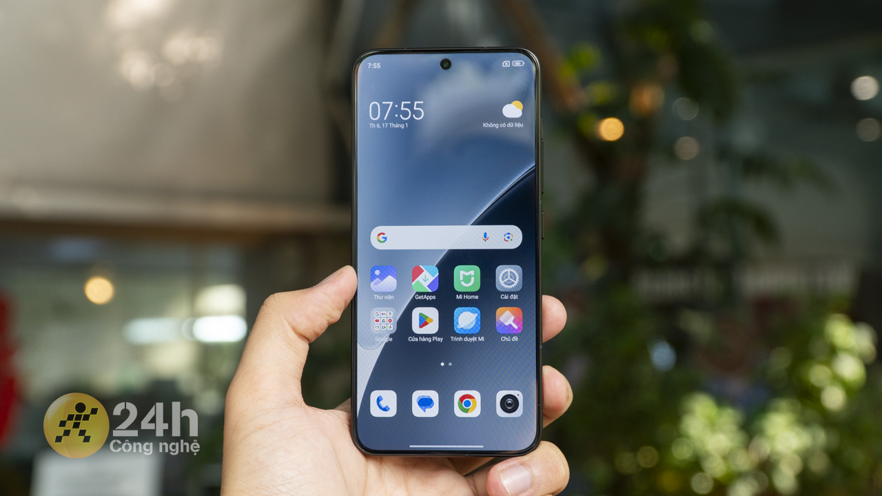 Mặt trước của Xiaomi 15 có các viền màn hình mỏng gọn.