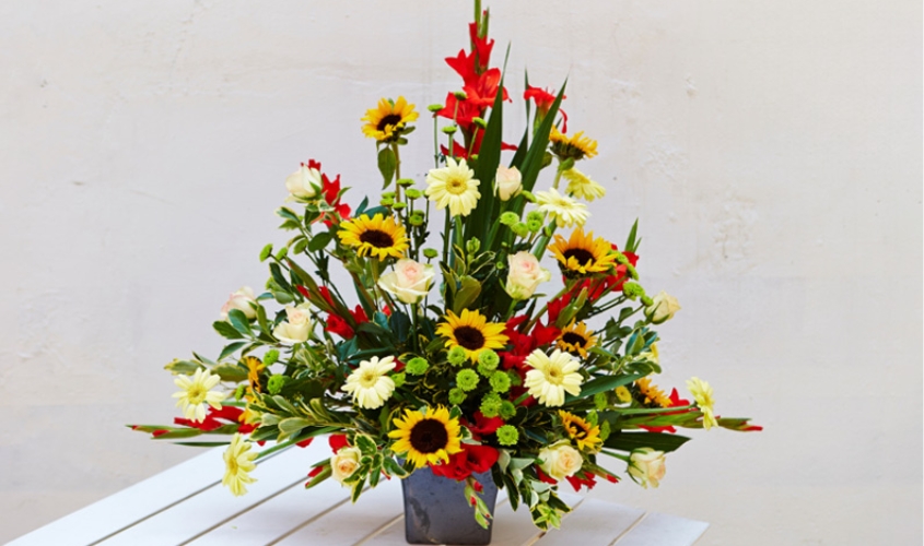 Mẫu cắm hoa đẹp theo hình tam giác 3