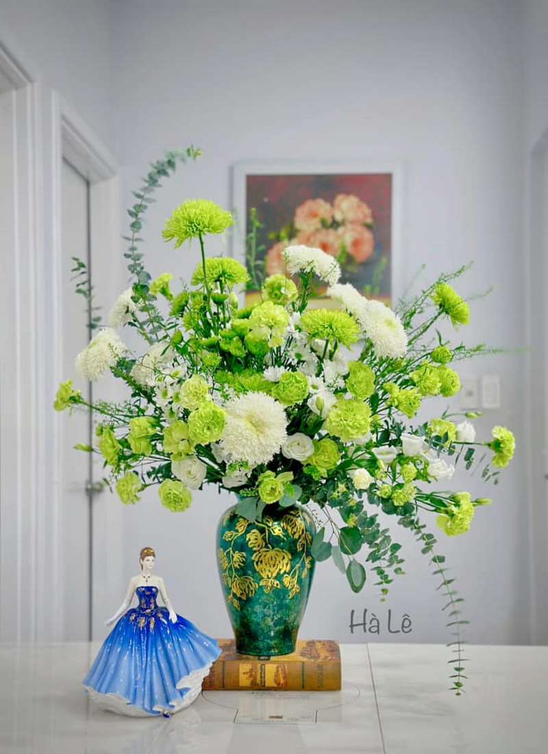 Mẫu cắm hoa đẹp, đơn giản với bình cổ cao số 9