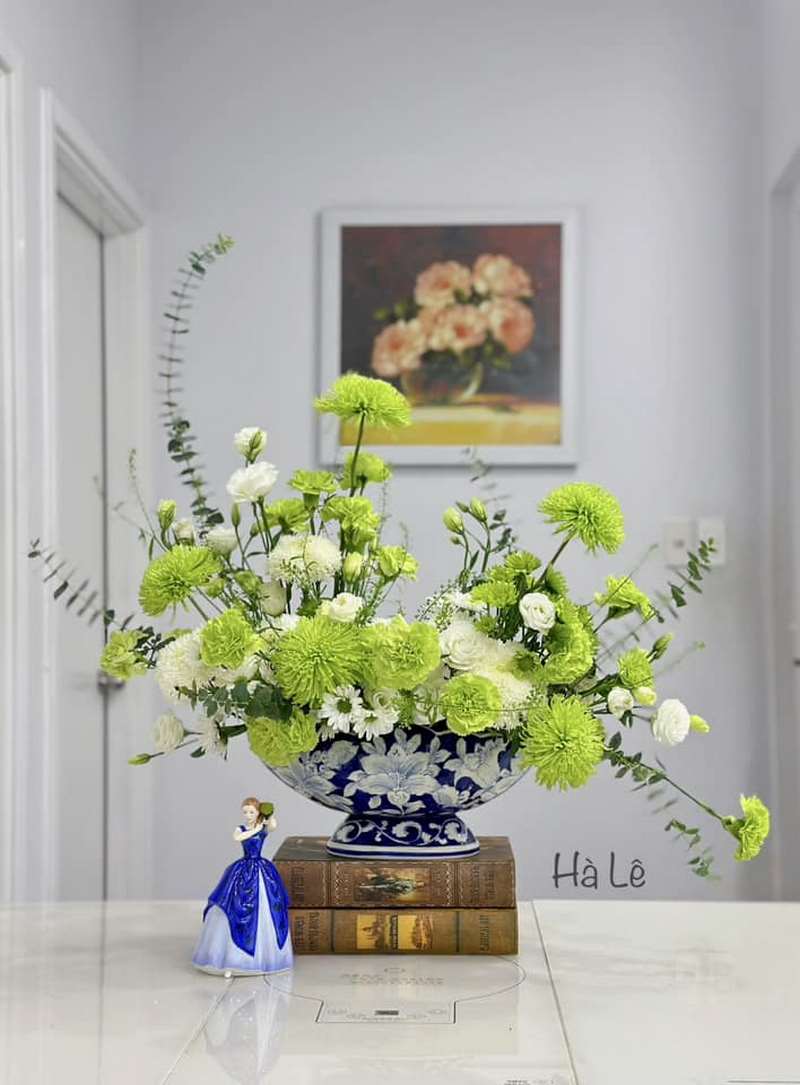 Mẫu cắm hoa đẹp, đơn giản với bình cổ thấp số 7