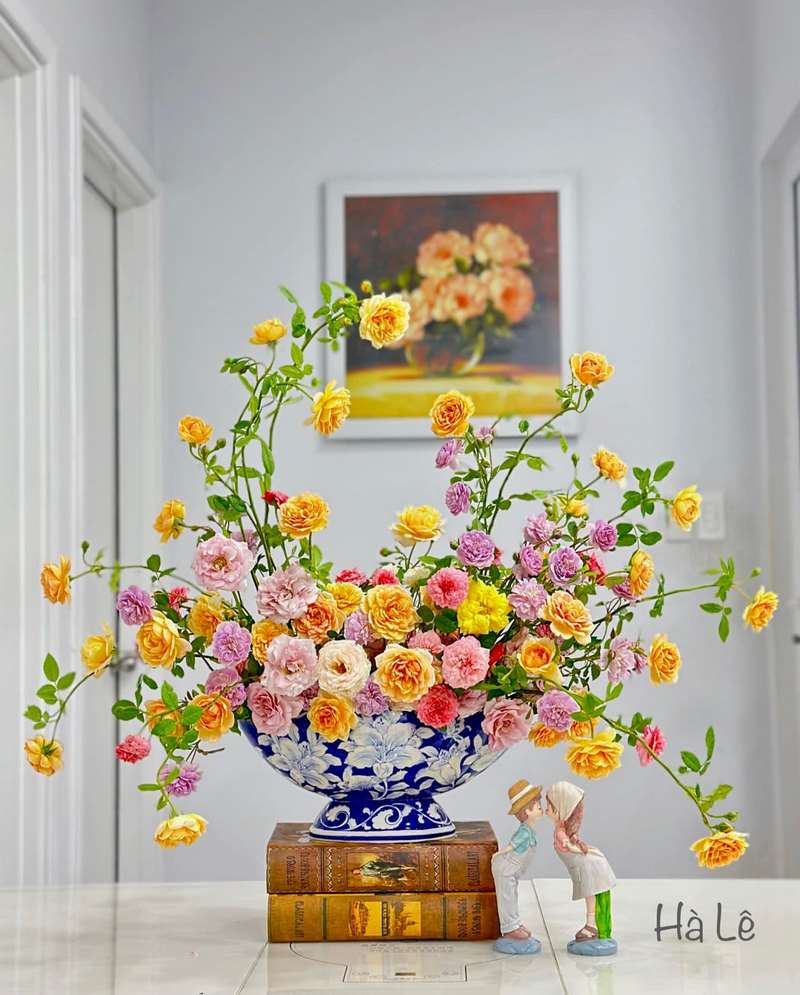 Mẫu cắm hoa đẹp theo hình lưỡi liềm 1