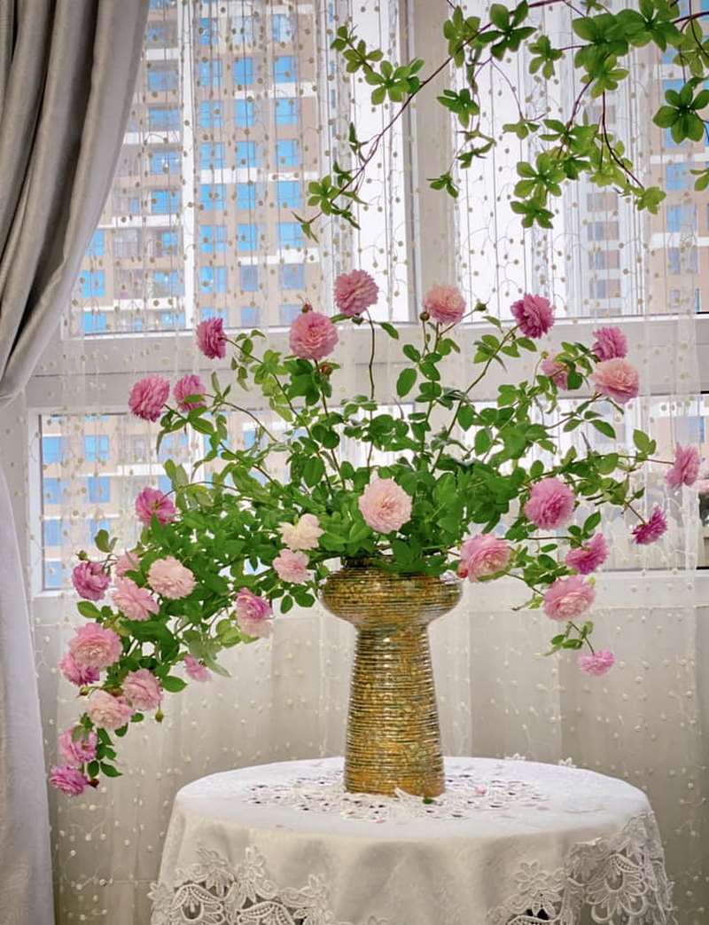 Mẫu cắm hoa đẹp, đơn giản với bình cổ cao số 4