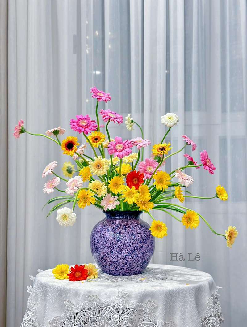 Mẫu cắm hoa đẹp, đơn giản với bình cổ thấp số 4