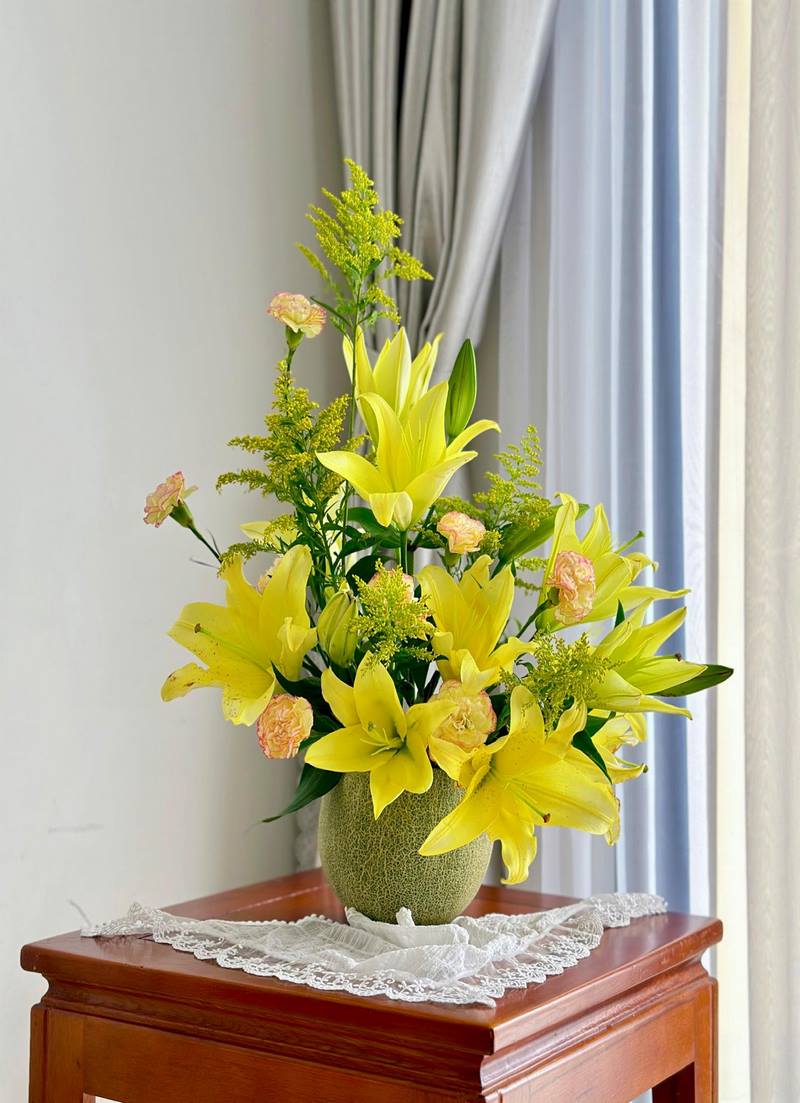 Mẫu cắm hoa đẹp, đơn giản với bình cổ thấp số 1