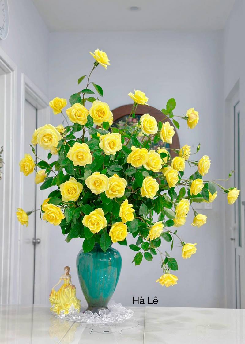 Mẫu cắm hoa đẹp, đơn giản với bình cổ cao số 17