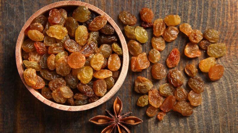 Nho khô là nho tươi được sấy khô bằng cách phơi nắng hoặc máy sấy thực phẩm