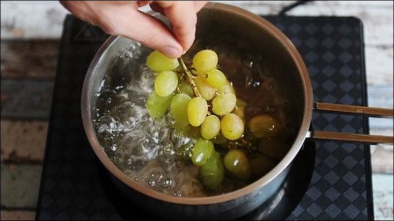 Bạn nên chần nho trong nước sôi khoảng 30 giây để giúp làm nứt vỏ và sấy nhanh hơn