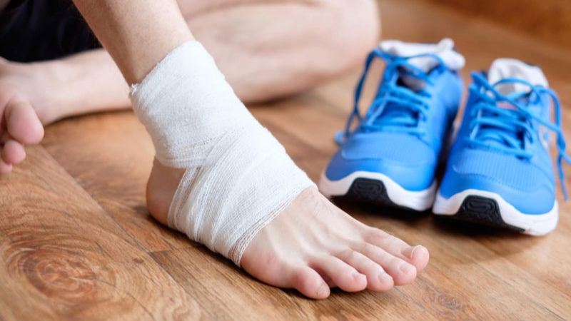 Tập gym cường độ quá cao có thể gây bong gân hoặc tổn thương xương khớp
