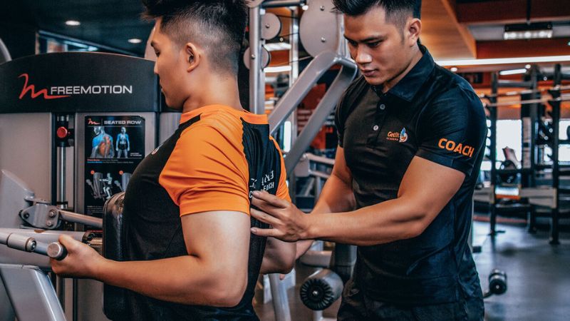 Khi mới bắt đầu, bạn nên nhờ sự trợ giúp của huấn luyện viên hướng dẫn
