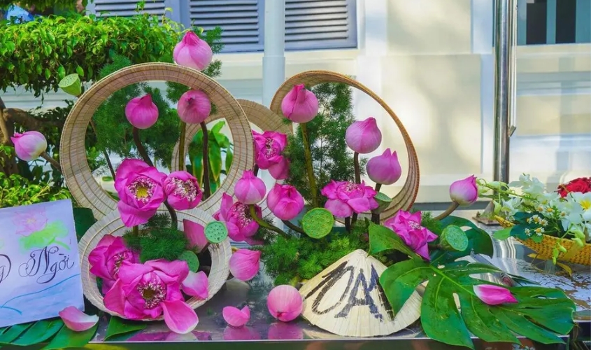 Người Phụ Nữ Lặng Thầm với hoa sen các giai đoạn phát triển, nón lá khoét đỉnh, lá xanh