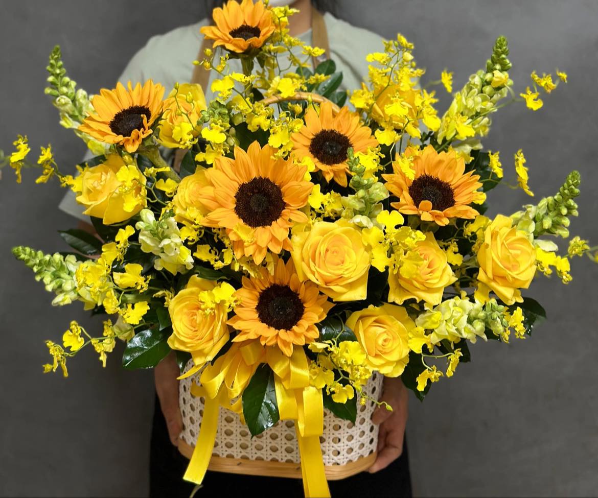 Cắm hoa hướng dương Dáng Mẹ Việt Nam