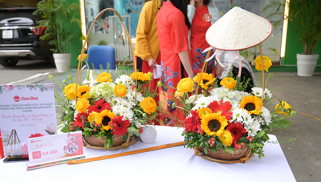 Ý tưởng cắm hoa thi 20/10: Tình Yêu Bao La Của Mẹ - Quang Gánh Mộc Mạc