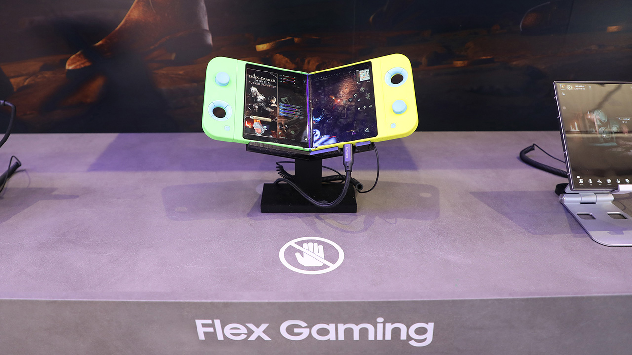 Samsung Flex Gaming ra mắt tại sự kiện MWC 2025. 