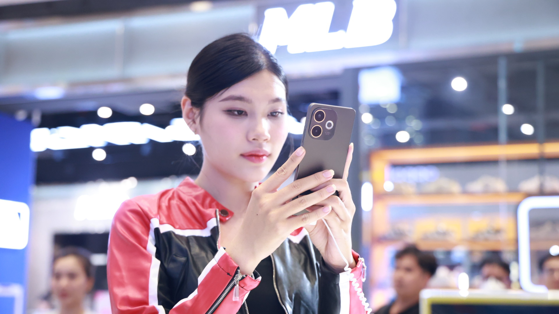 Tại đây, khách hàng có cơ hội trải nghiệm OPPO A5 Pro mới nhất và sớm nhất. Tại đây, khách hàng có cơ hội trải nghiệm OPPO A5 Pro mới nhất và sớm nhất.