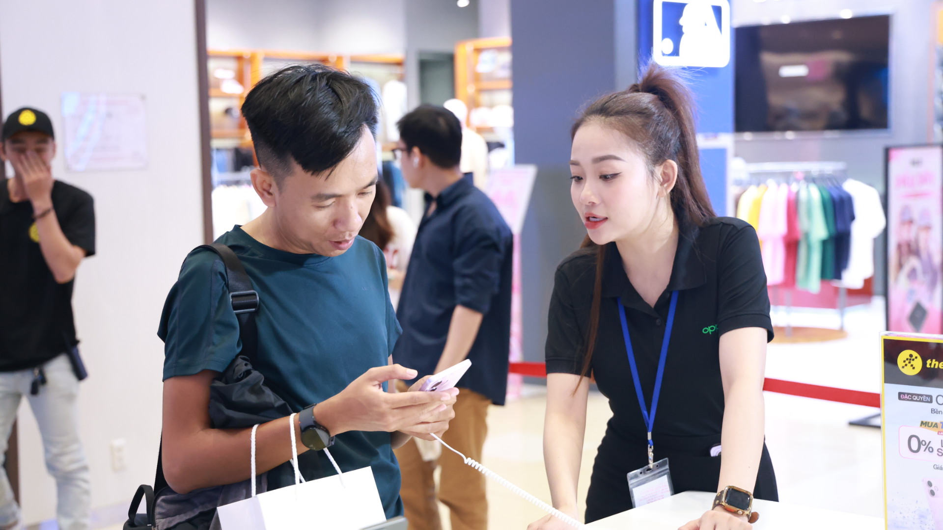 Tại đây, khách hàng có cơ hội trải nghiệm OPPO A5 Pro mới nhất và sớm nhất. Tại đây, khách hàng có cơ hội trải nghiệm OPPO A5 Pro mới nhất và sớm nhất.