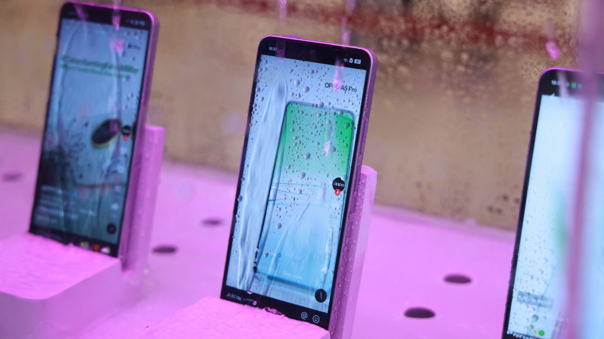 Quý khách hàng sẽ có cơ hội được kiểm nghiệm độ bền của OPPO A5 Pro tại sự kiện. Quý khách hàng sẽ có cơ hội được kiểm nghiệm độ bền của OPPO A5 Pro tại sự kiện.