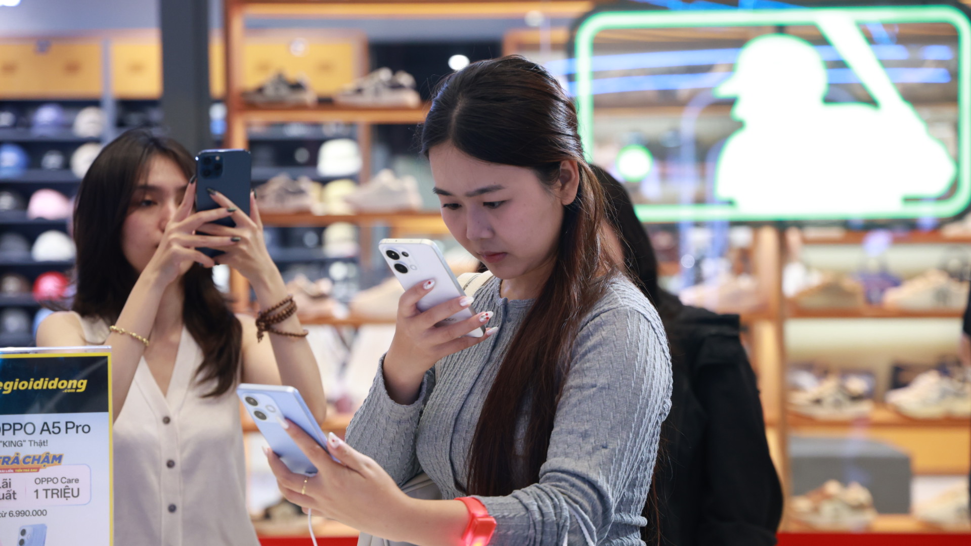 Đã có rất nhiều khách hàng đến trải nghiệm và tham quan khu vực trưng bày OPPO A5 Pro. Đã có rất nhiều khách hàng đến trải nghiệm và tham quan khu vực trưng bày OPPO A5 Pro.