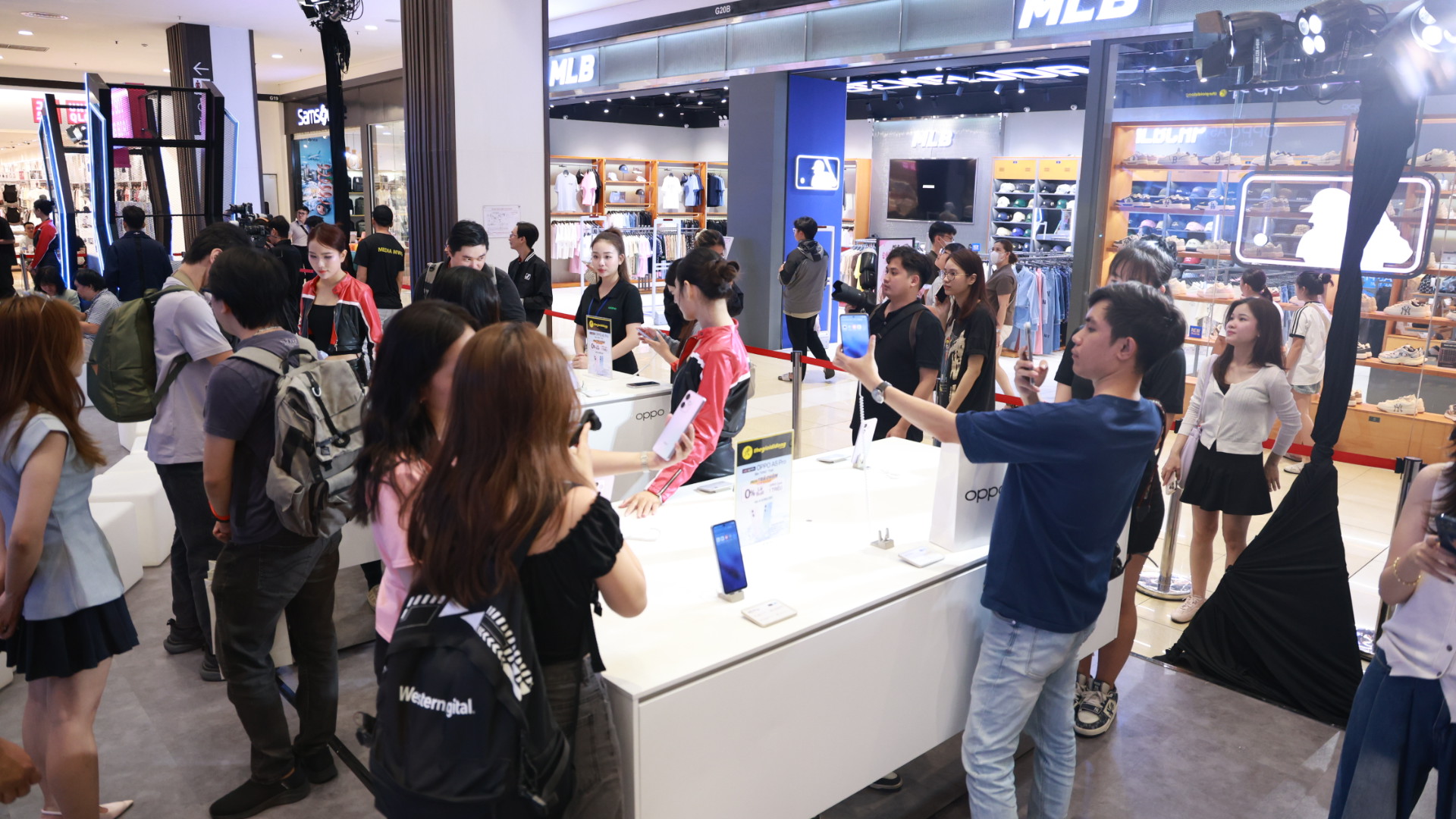 Đã có rất nhiều khách hàng đến trải nghiệm và tham quan khu vực trưng bày OPPO A5 Pro. Đã có rất nhiều khách hàng đến trải nghiệm và tham quan khu vực trưng bày OPPO A5 Pro.