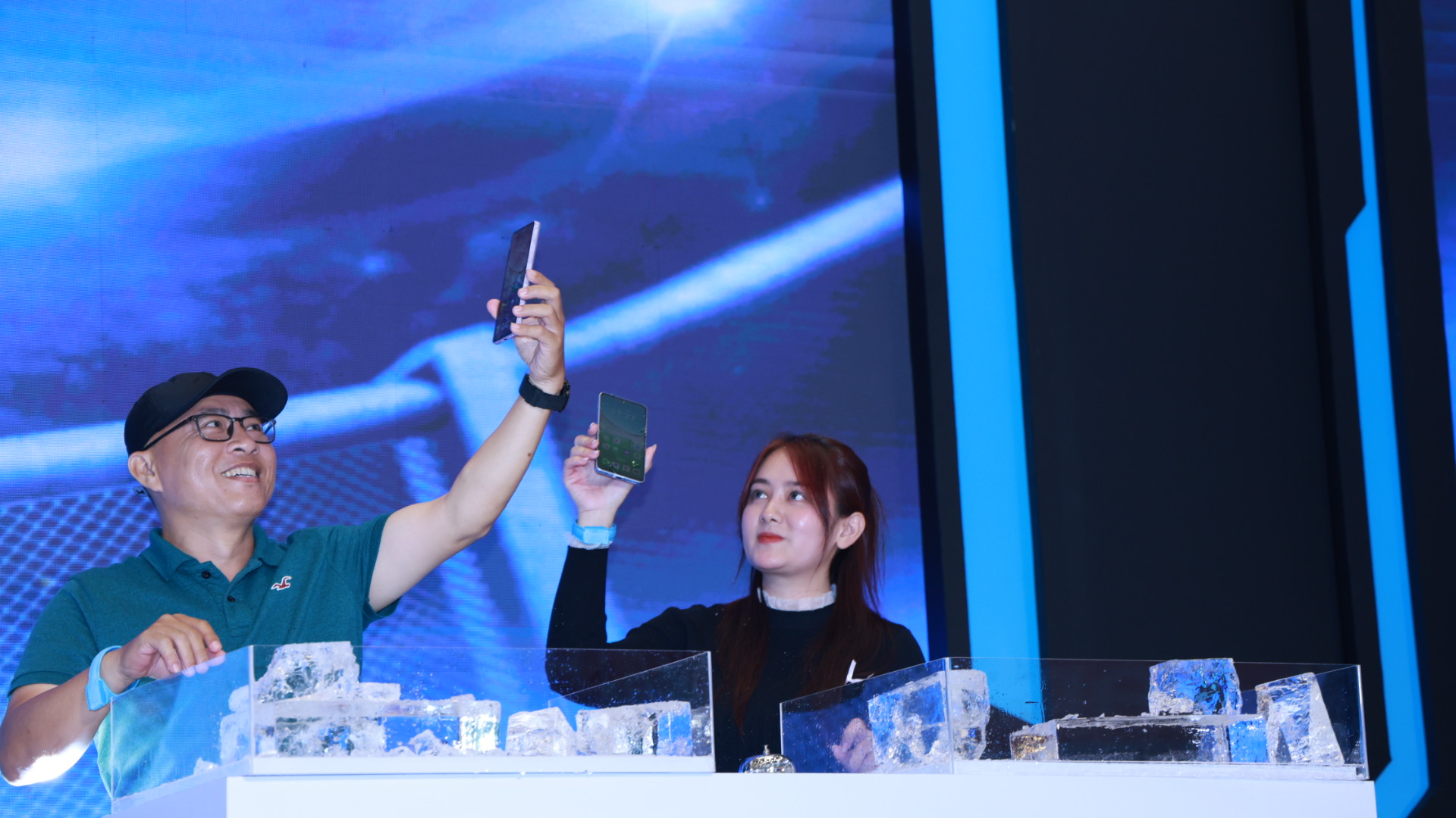 Các khách hàng tham gia sự kiện còn được tận tay kiểm chứng độ bền của OPPO A5 Pro. Các khách hàng tham gia sự kiện còn được tận tay kiểm chứng độ bền của OPPO A5 Pro.