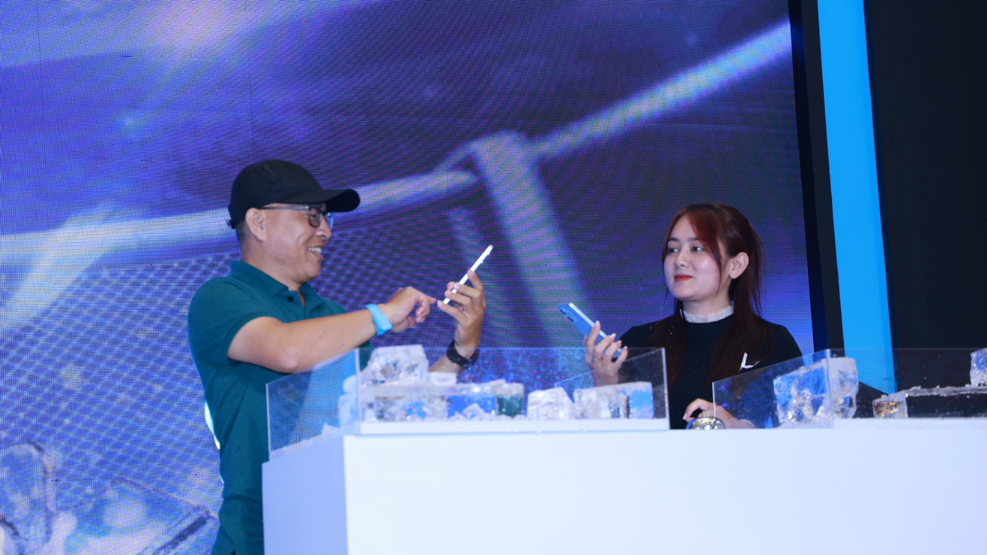 Các khách hàng tham gia sự kiện còn được tận tay kiểm chứng độ bền của OPPO A5 Pro. Các khách hàng tham gia sự kiện còn được tận tay kiểm chứng độ bền của OPPO A5 Pro.