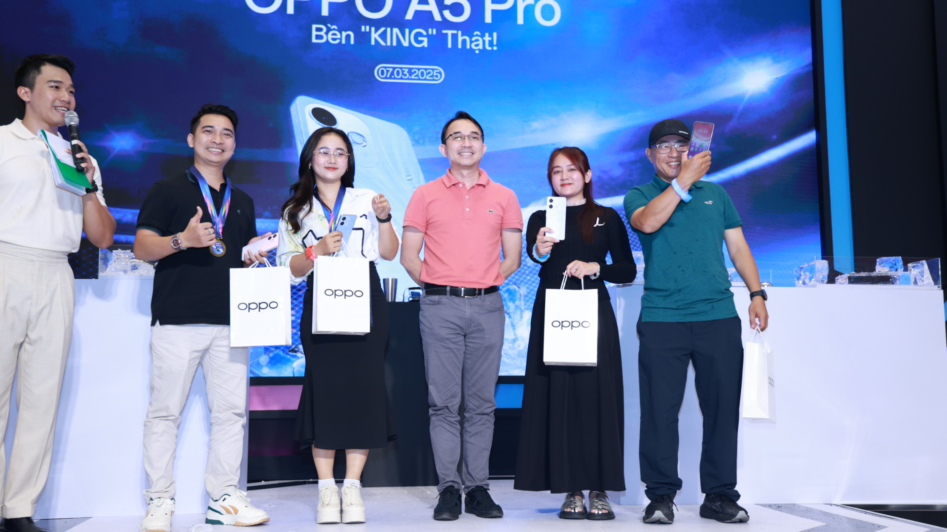 Khách hàng còn có cơ hội được mua OPPO A5 Pro với nhiều ưu đãi hấp dẫn ngay tại sự kiện. Khách hàng còn có cơ hội được mua OPPO A5 Pro với nhiều ưu đãi hấp dẫn ngay tại sự kiện.