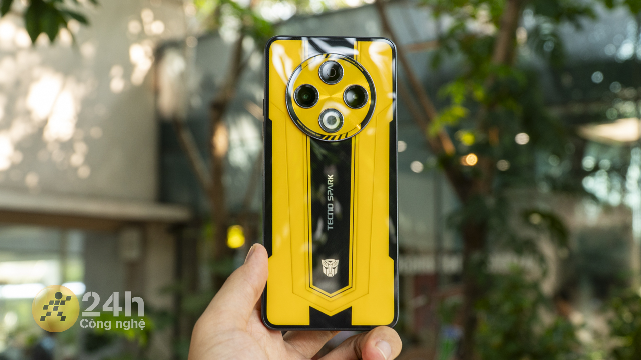 TECNO SPARK 30 Transformer Bumblebee Edition sở hữu thiết kế nguyên khối với khối lượng chỉ 188g và độ dày 7.7 mm.