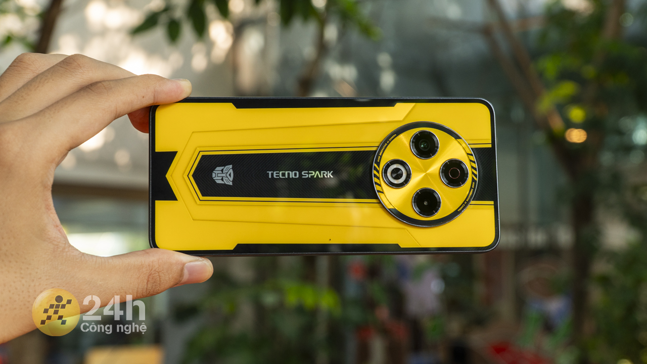 TECNO SPARK 30 Transformer Bumblebee Edition vẫn giữ nguyên thiết kế phẳng ở các cạnh và mặt lưng.