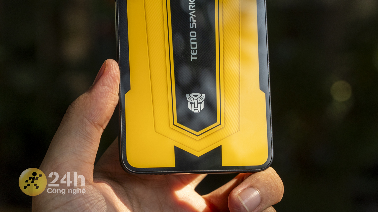 TECNO SPARK 30 Transformer Bumblebee Edition sở hữu khung viền kim loại.